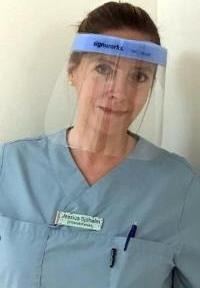 Undersköterska Jessica Sjöholm i arbetskläder med ett skyddsvisir över ansiktet. 