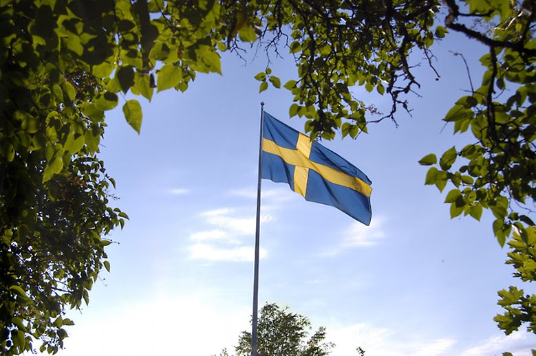 Svensk flagga vajar i vinden